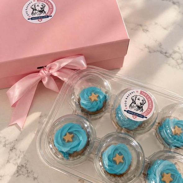 Blue mini pupcakes with biscuit stars, with a pink gift box